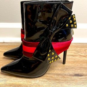 Super cute booties size 6.5 Woman’s 
Man made material